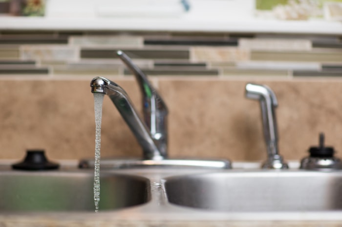 évier de cuisine avec l'eau qui coule