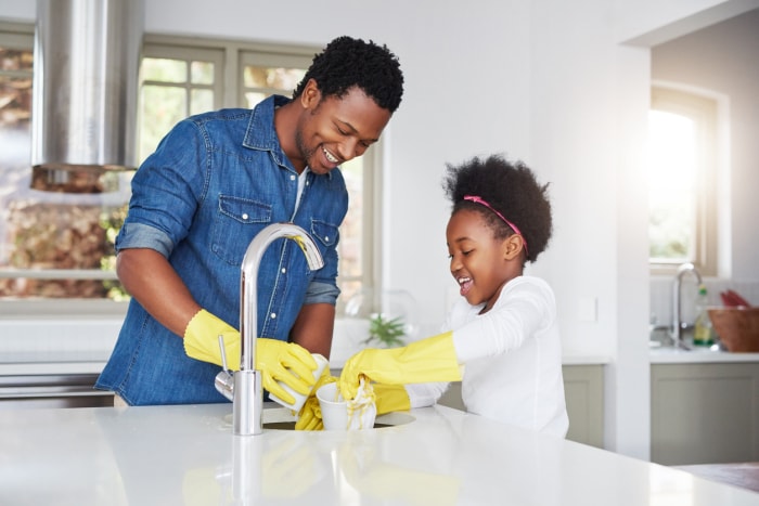 iStock-1078059612 gants de travail père et fille faisant la vaisselle