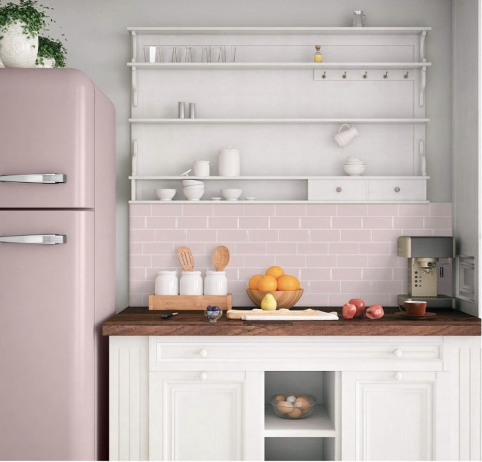 cuisine-blanche-avec-refridgerateur-et-pink-peel-and-stick-tile-backsplash