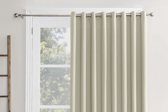 Le meilleur traitement de fenêtre pour les portes coulissantes : Wayfair Basics Panneau de rideau simple pour porte patio