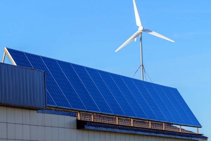 éolienne domestique montée sur le toit avec panneaux solaires