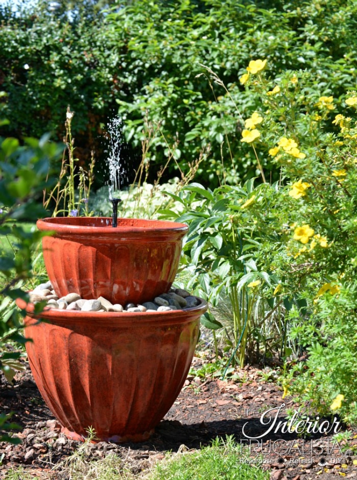 fontaine faite à partir de pots de fleurs dans un jardin