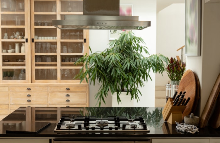 Intérieur de cuisine moderne avec plan de travail à la maison. Cadre de vie authentique à la maison avec un jeune homme afro-américain.