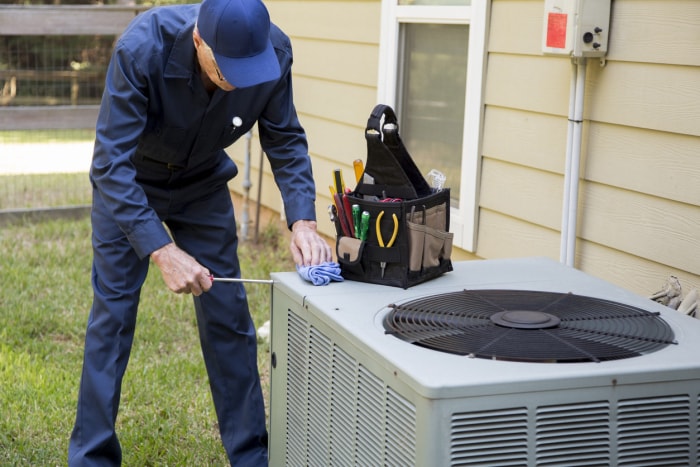 Le ventilateur du climatiseur ne tourne pas Le moteur du ventilateur est grillé