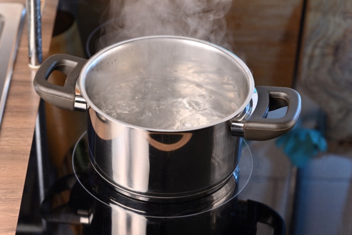 Une casserole d'eau bouillante.