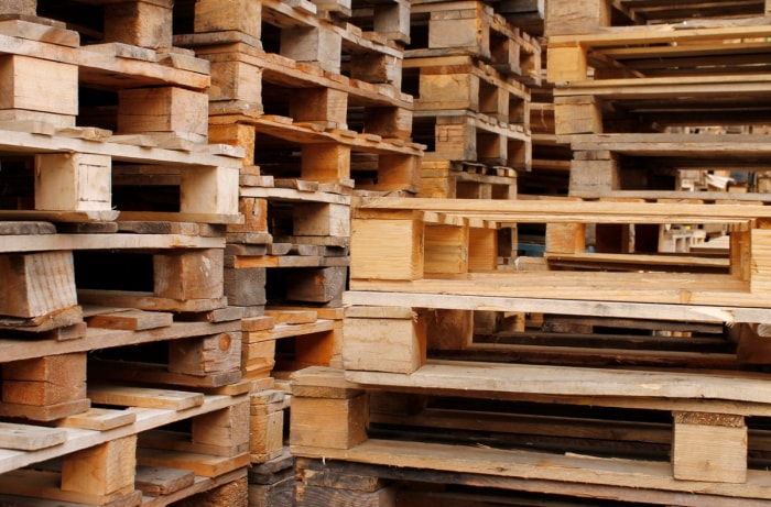 Des piles de palettes en bois.