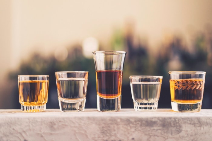 des aliments qui ne se périment jamais - plusieurs verres à liqueur transparents avec différents alcools