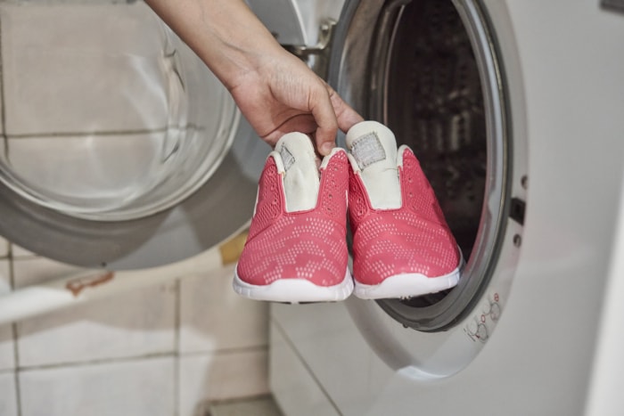 14 choses que vous ne saviez pas que vous pouviez nettoyer dans votre machine à laver mettre des baskets rose vif dans la machine