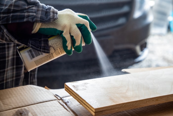 comment se débarrasser des bombes aérosols - peinture au pistolet sur bois dans un garage