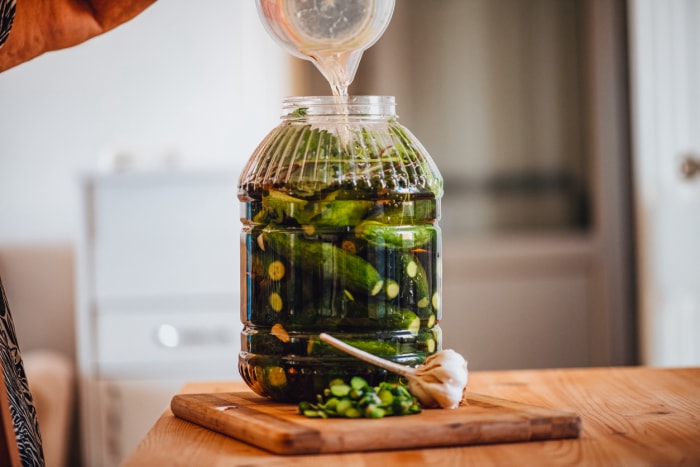 Femme préparant des cornichons à la maison