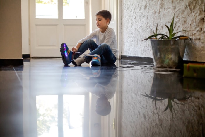 Enfant mettant ses chaussures