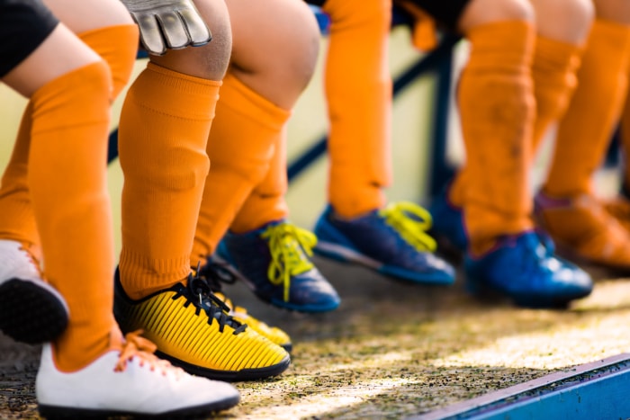 14 choses que vous ne saviez pas que vous pouviez nettoyer dans votre machine à laver les protège-tibias de l'équipe de football des jeunes sous les chaussettes