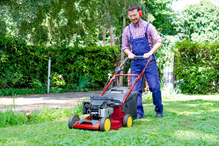 iStock-1261158347 Remboursement d'impôt Améliorations domiciliaires Portrait d'un homme coupant l'herbe du jardin