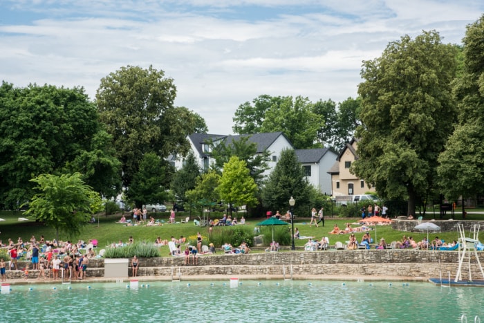 états avec la taxe foncière la plus élevée naperville illinois centennial beach trees water swimmers umbrellas summer