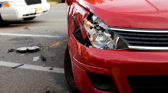 heure d'été 2023 - l'avant d'une voiture rouge est endommagé