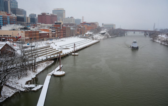 Nashville, TN, 2021 : le Riverfront Park de Nashville, créé au début des années 1980 pour commémorer l'histoire fluviale de Nashville, est recouvert de neige alors qu'un bateau passe sur la rivière Cumberland.