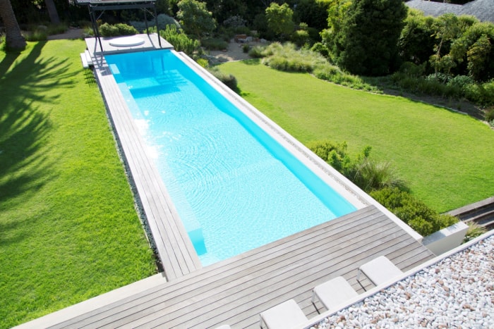 Vue d'une piscine longue et étroite.