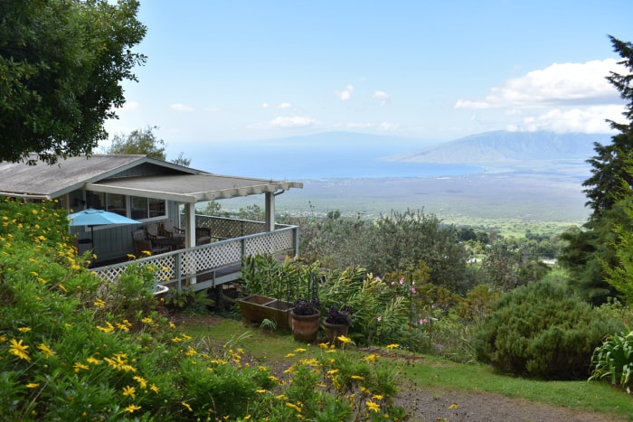 maison sur une colline à hawaii avec vue sur les montagnes, la plage et l'océan