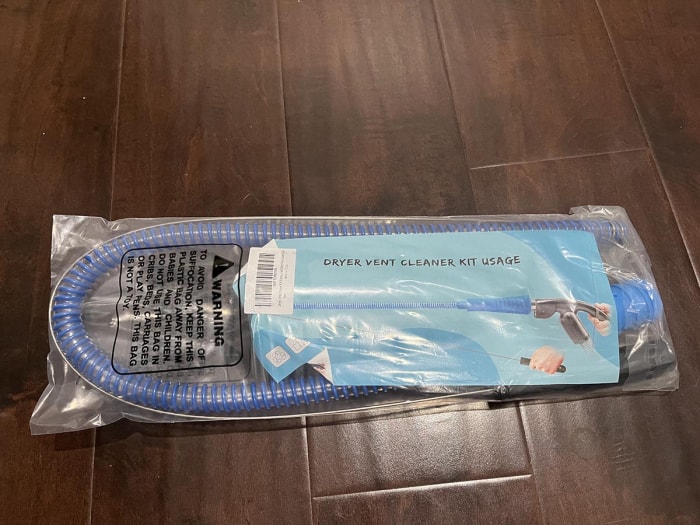 Le kit de nettoyage des conduits d'évacuation Sealegend Vacuum Hose Dryer Vent Cleaner Kit dans son emballage avant d'être testé.