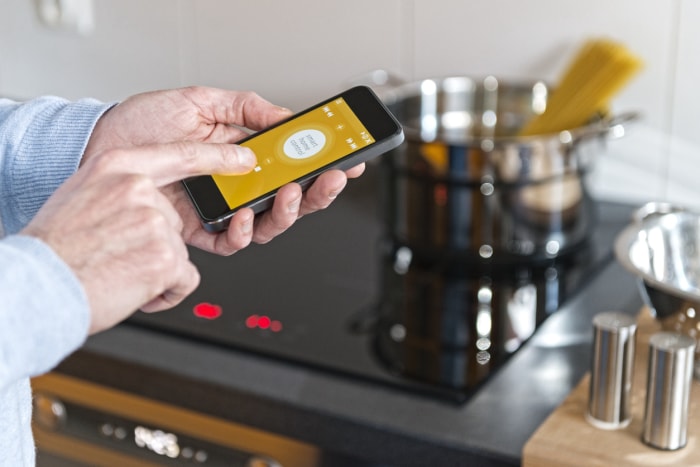 iStock-629569054 adieu aux cuisinières à gaz en utilisant une cuisinière électrique intelligente