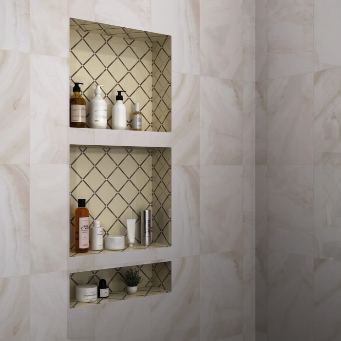 mur de salle de bain en carrelage de marbre avec niche avec fond à motifs en zigzag