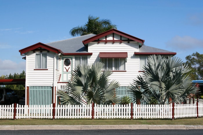 extérieur de maison blanche et marron avec clôture assortie