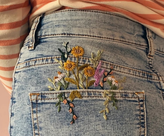 Fleurs brodées sur poche de jean