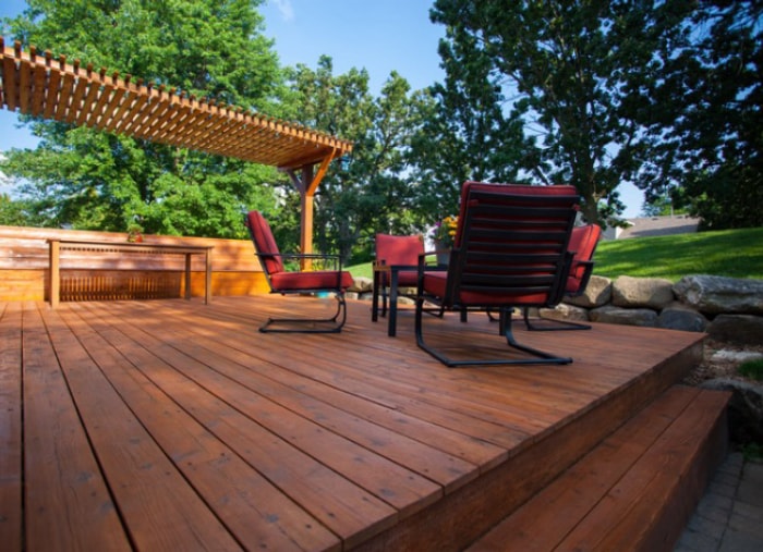 Terrasse en bois teinté