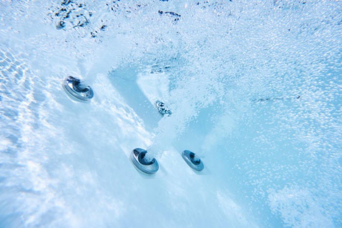 L'eau jaillit des jets du spa.