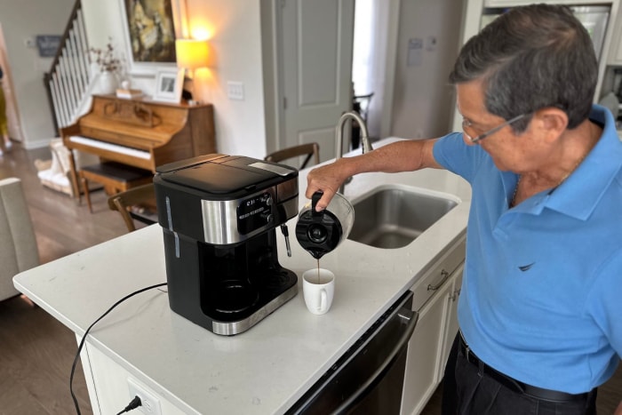 Une personne versant une tasse de café à partir de la cafetière 4 en 1 Barista Bar de Cuisinart Coffee Center