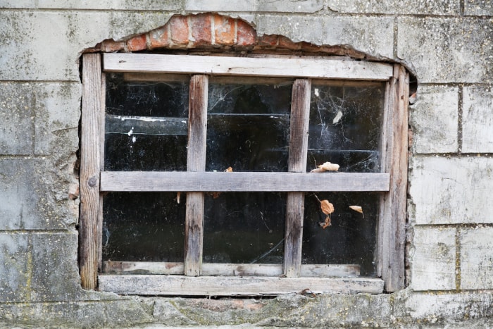 fenêtre de sous-sol fissurée dommages structurels