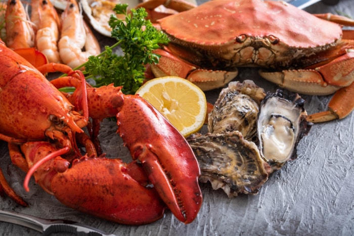 Assortiment de fruits de mer avec tranches de citron.