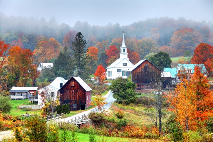 Automne dans une petite ville rurale du Vermont avec des orangers et de vieux bâtiments en bois