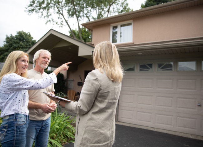 couple avec agent immobilier regardant une maison