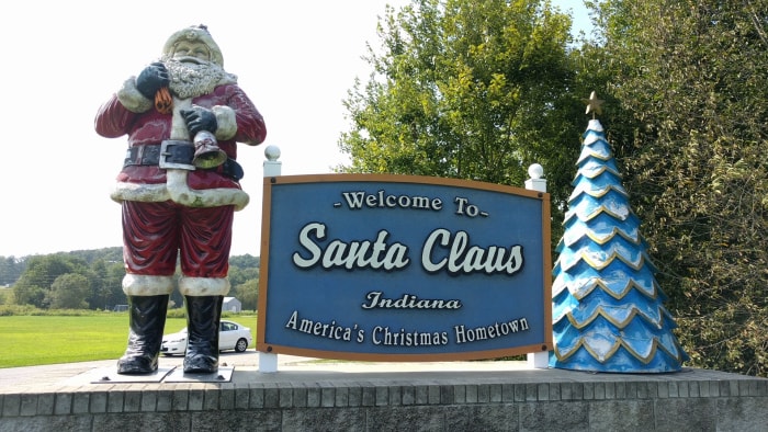 panneau pour le santa claus indiana avec grande statue du santa claus