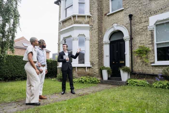 maisons anciennes - agence immobilière présentant une maison à un couple