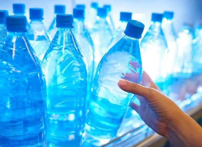 stocker des eaux en bouteille dans le réfrigérateur