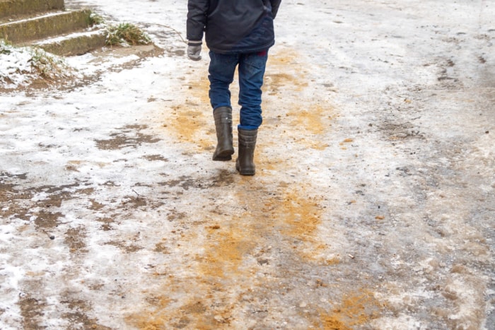 Personne marchant sur une route verglacée