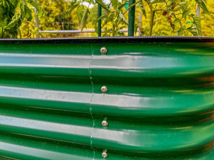 Gros plan sur la construction matérielle du lit surélevé Vego Garden