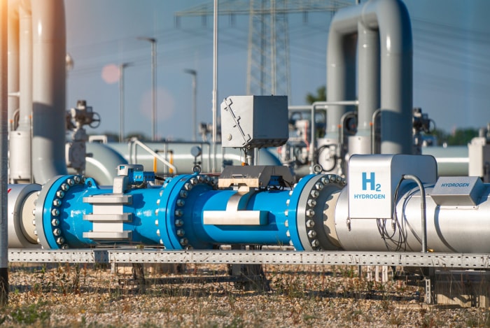 vue d'une section bleue et argentée d'une canalisation d'énergie propre à l'hydrogène dans un système de carburant extérieur