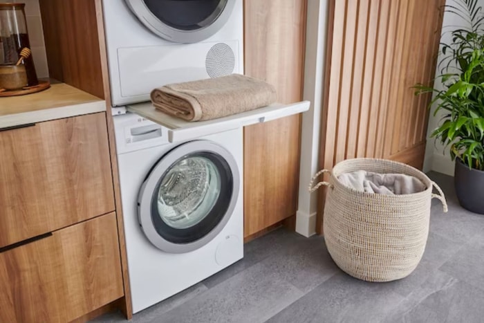 Le meilleur sèche-linge à pompe à chaleur installé dans un mur d'armoires d'un espace de vie moderne.