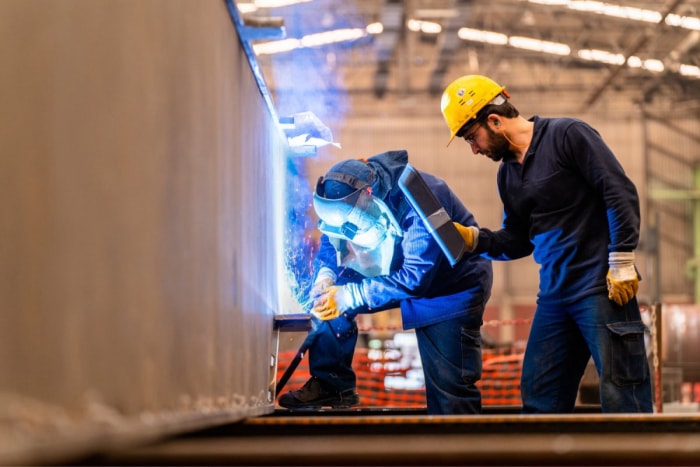 Deux soudeurs au travail.