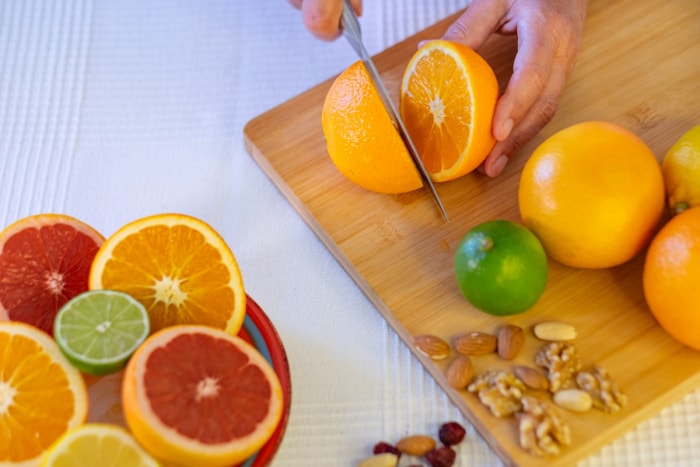 Personne coupant des fruits.