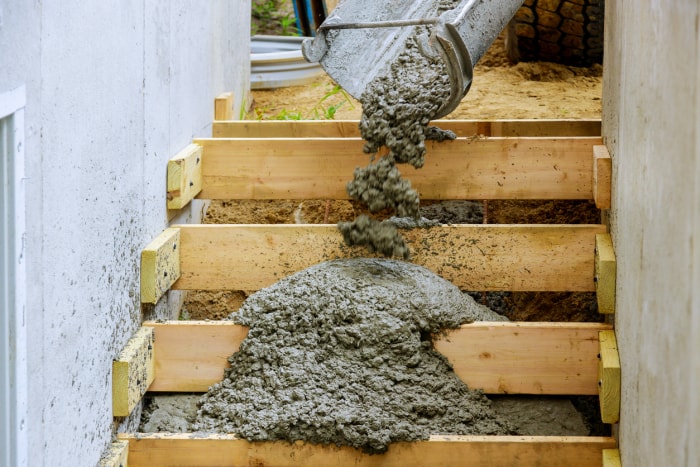 Montée et descente des escaliers versant dans l'escalier du sous-sol en cours de construction