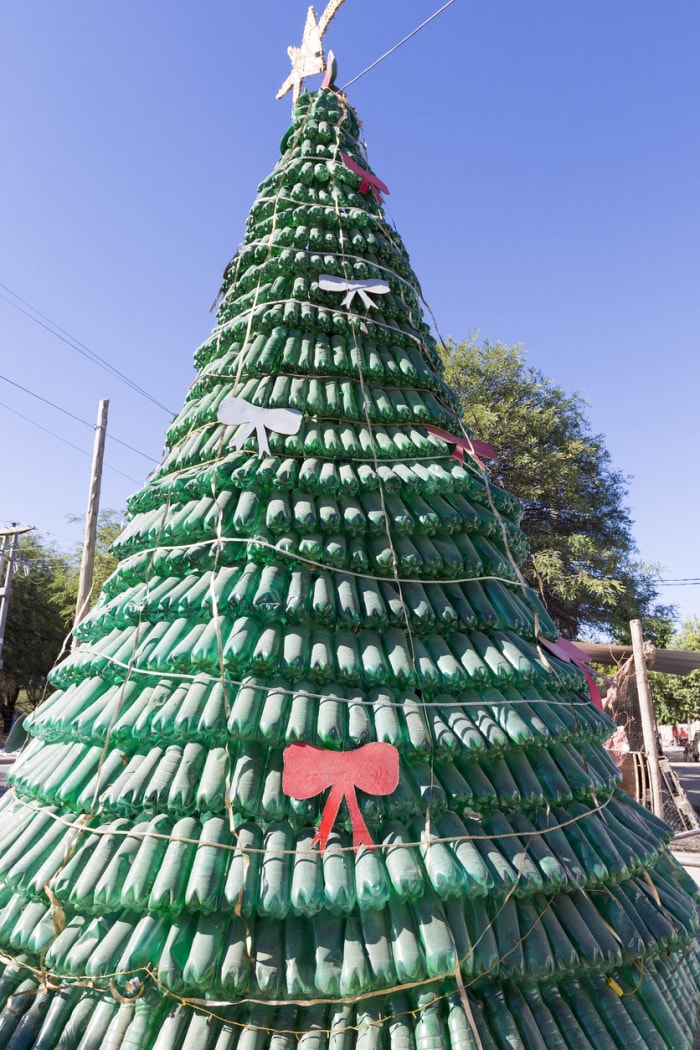 iStock-494671772 alternatives à l'arbre de Noël arbre à bouteilles