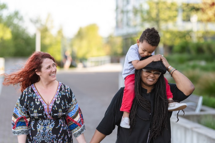 Couple de femmes marchant avec leur fils