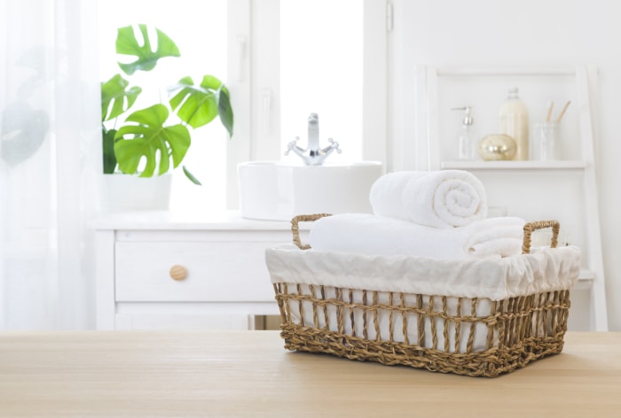 iStock-1335191178 rénovations de location à court terme salle de bain spa avec serviettes moelleuses.jpg