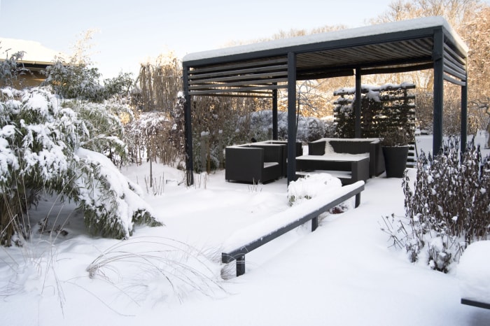 Pergola moderne et élégante recouverte de neige en hiver.