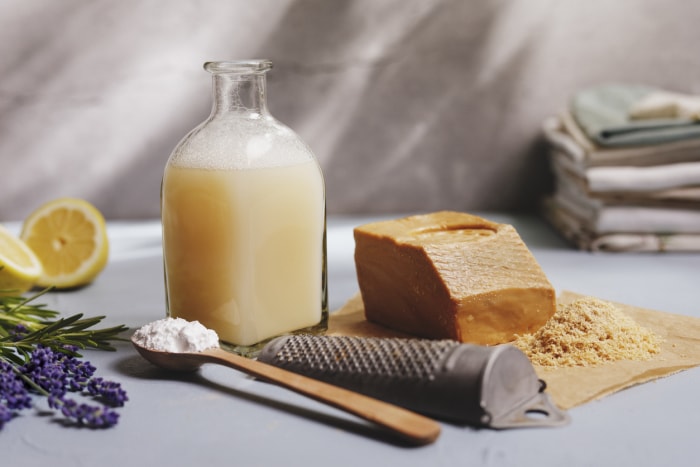 Détergent liquide biologique fabriqué à partir de savon à lessive naturel