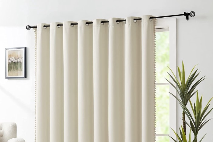 Le meilleur traitement de fenêtre pour les portes coulissantes : Treatmentex Pom Pom Blackout Curtains